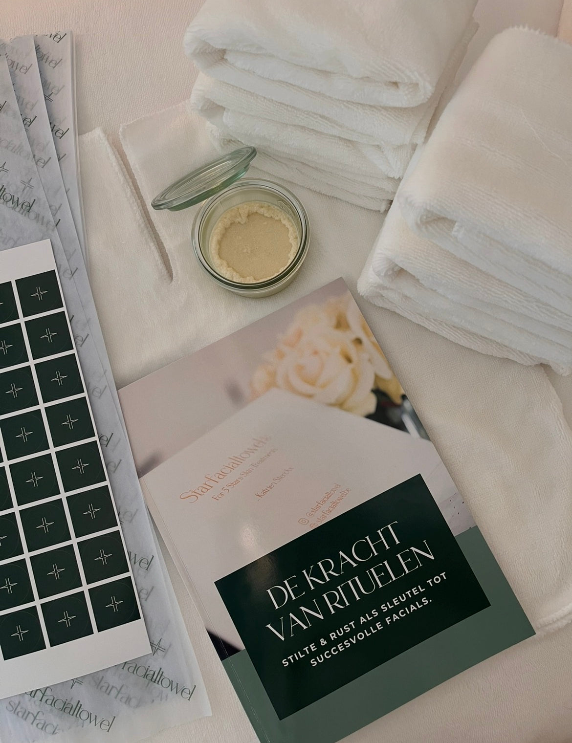 The Blissful Box – Starfacialtowel ritueel box met sheabutter, De Stilte Gids, zijdepapier en stickers
